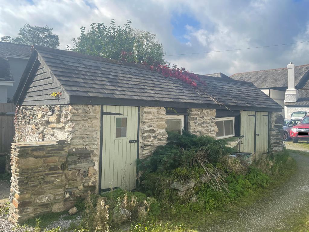 Lot: 41 - COTTAGE WITH OUTBUILDING IN GOOD LOCATION - Outbuilding